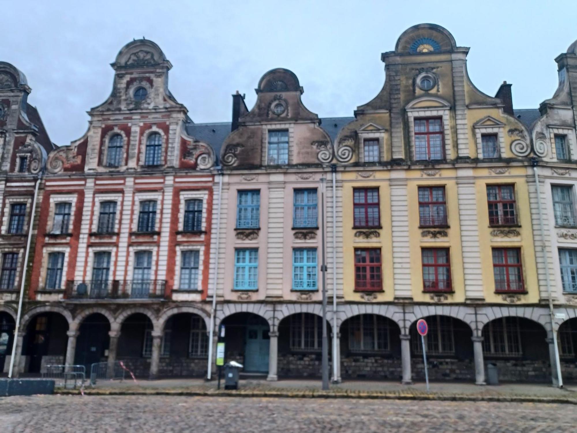Au Coeur De La Grand Place Arras Bagian luar foto